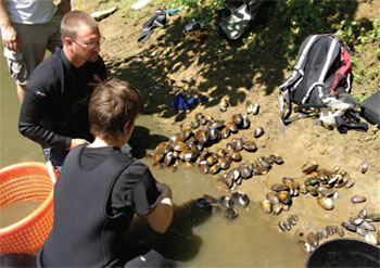 WPC Watershed Conservation staff members Eric Chapman and Tam Smith identify
and count mussels.