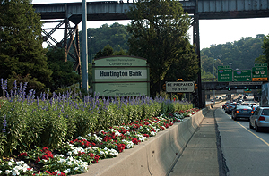 Everyday, 125,000 vehicles pass this 
WPC garden in front of the  Fort Pitt 
Tunnels outside downtown Pittsburgh. 